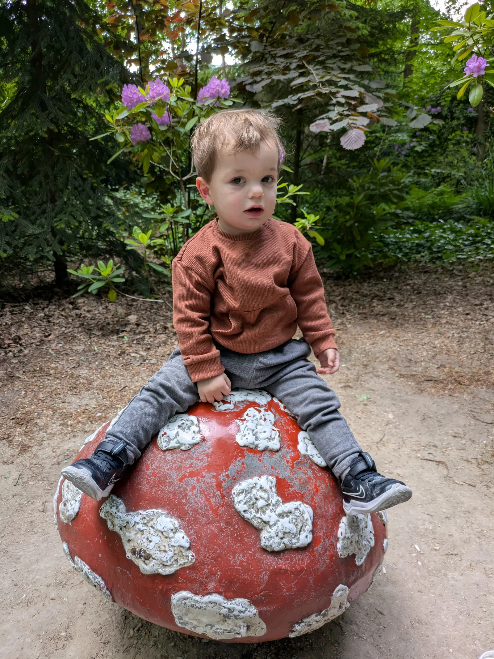 Mikey on mushroom at Efteling